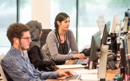 এআই তরুণ চাকরিজীবীদের জন্য আশীর্বাদ না হুমকি