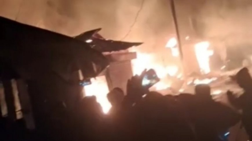 বরগুনায়  ফুলঝুরি বাজারে ভয়াবহ  অগ্নিকাণ্ড, ২৫টি দোকান পুড়ে ছাই কোটি টাকার ক্ষতি