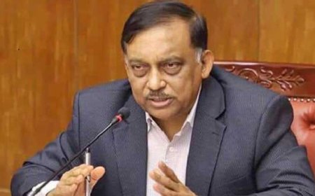 ধানমন্ডির রাস্তাতে পড়ে থাকা সাবেক স্বরাষ্ট্রমন্ত্রী আসাদুজ্জামান খানের ল্যান্ড ক্রুজার