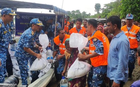 বন্যার্তদের মাঝে ত্রাণ বিতরণ