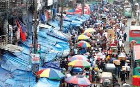 রাজধানীতে সড়ক দখল করে  বাজার!