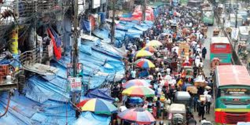 রাজধানীতে সড়ক দখল করে  বাজার!