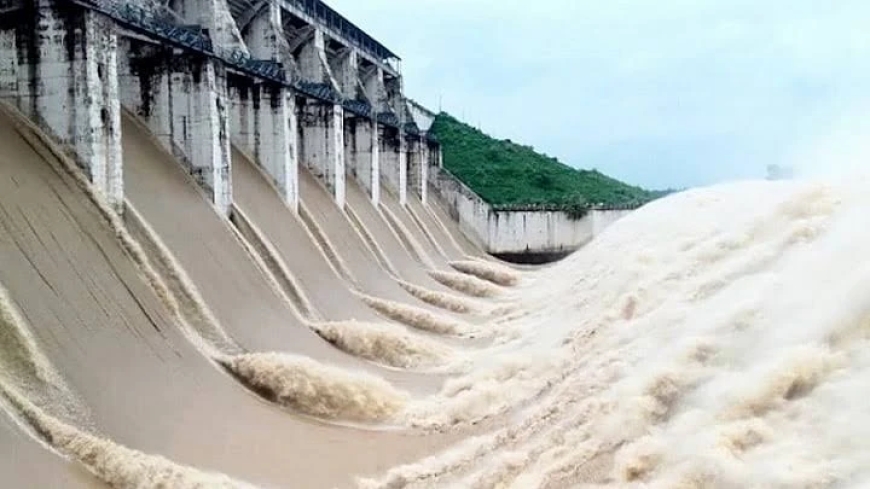 ফারাক্কার সব গেট খুলে দেওয়ার জন্য শুভেন্দুকে বিহারের মুখ্যমন্ত্রীর ফোন