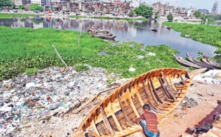 আদালতের নির্দেশের ১৫ দিন পার হলেও বিষাদে বুড়িগঙ্গা: নদী দিবসেও জমা বর্জ্যের স্তূপ