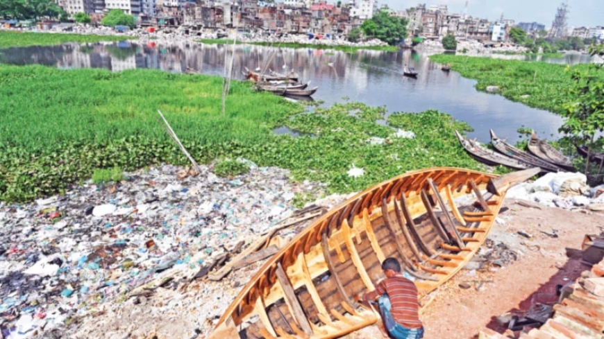 আদালতের নির্দেশের ১৫ দিন পার হলেও বিষাদে বুড়িগঙ্গা: নদী দিবসেও জমা বর্জ্যের স্তূপ
