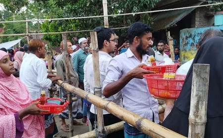 পানি-তেলে ‘ফুঁ’ দেন হুজুর, দানবাক্সে পড়ে লাখ টাকা
