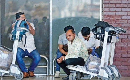 ফ্লাইট ধরার আশায় বিমানবন্দরে ঘুরছেন সৌদিগামী কর্মীরা