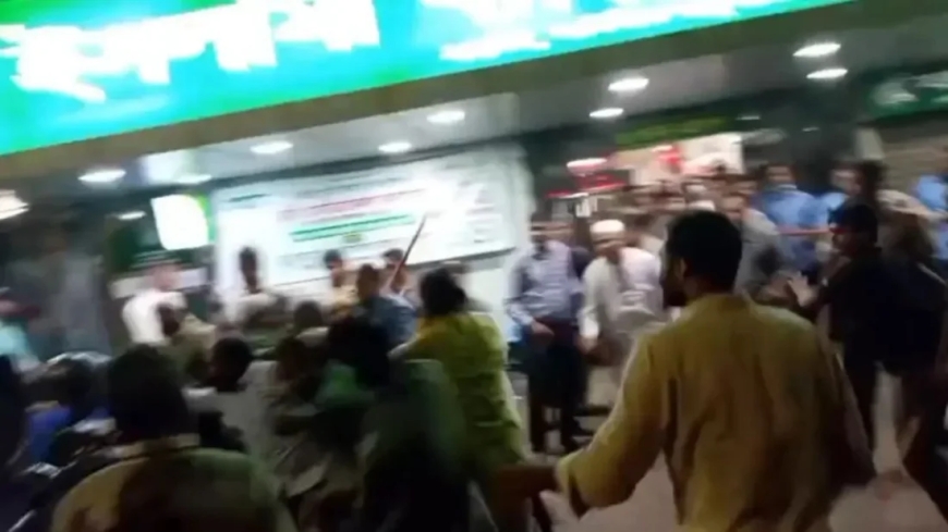 মতিঝিল ইসলামী ব্যাংক হাসপাতালে কিশোরীর মৃত্যুকে কেন্দ্র করে হামলা ও ভাঙচুর: আহতের সংখ্যা ১০