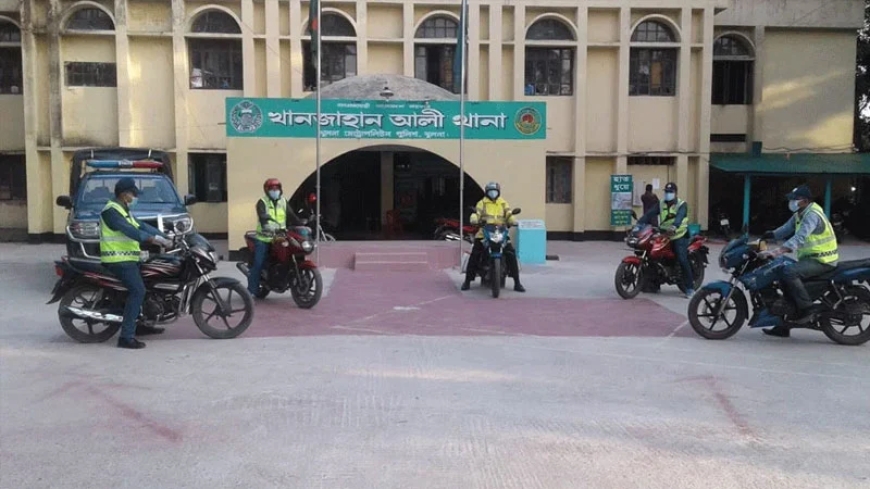 খুলনায় আসামিকে না পেয়ে সাংবাদিকের ১৬ বছরের সন্তানকে তুলে নিল পুলিশ