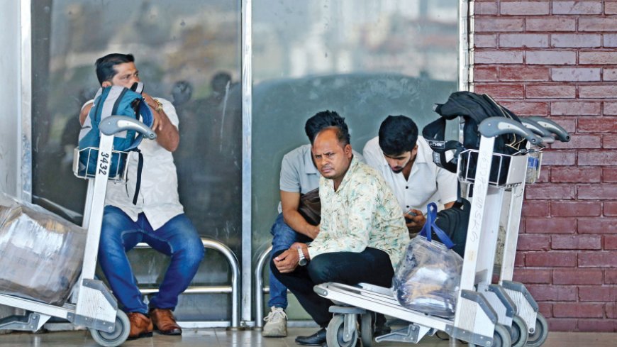 ফ্লাইট ধরার আশায় বিমানবন্দরে ঘুরছেন সৌদিগামী কর্মীরা